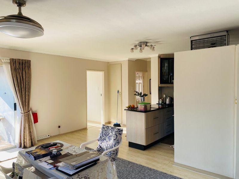 Spacious 3 Bedroom Apartment - Photo 2