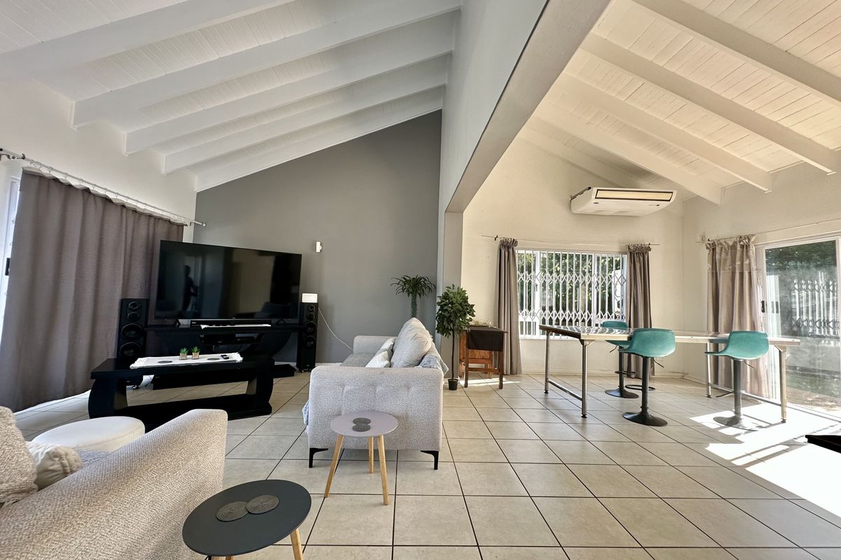 Coastal Comfort Meets Family Living – Walk to the Beach and Wake Up to Sea Views - Photo 4