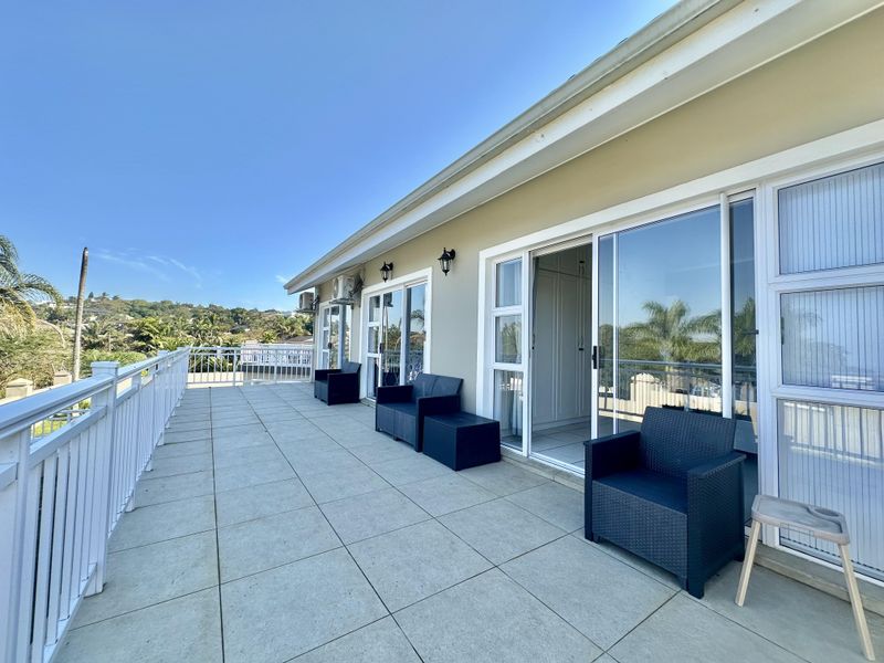 Coastal Comfort Meets Family Living – Walk to the Beach and Wake Up to Sea Views - Photo 2