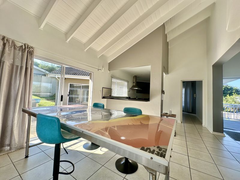 Coastal Comfort Meets Family Living – Walk to the Beach and Wake Up to Sea Views - Photo 10