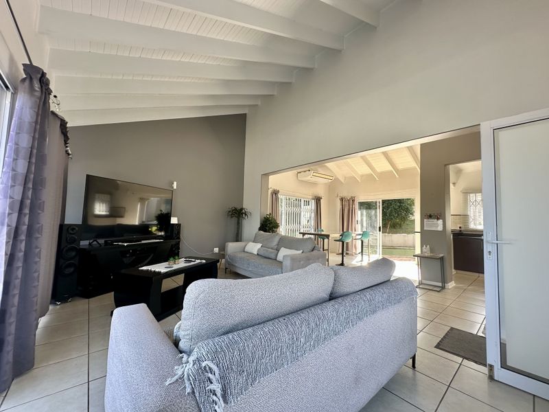 Coastal Comfort Meets Family Living – Walk to the Beach and Wake Up to Sea Views - Photo 6