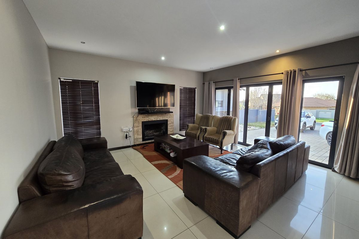 Family home in Pebble Rock Golf Estate to rent - Photo 2