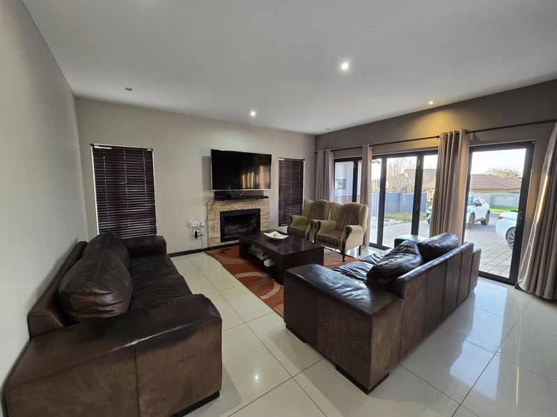 Family home in Pebble Rock Golf Estate to rent - Photo 2