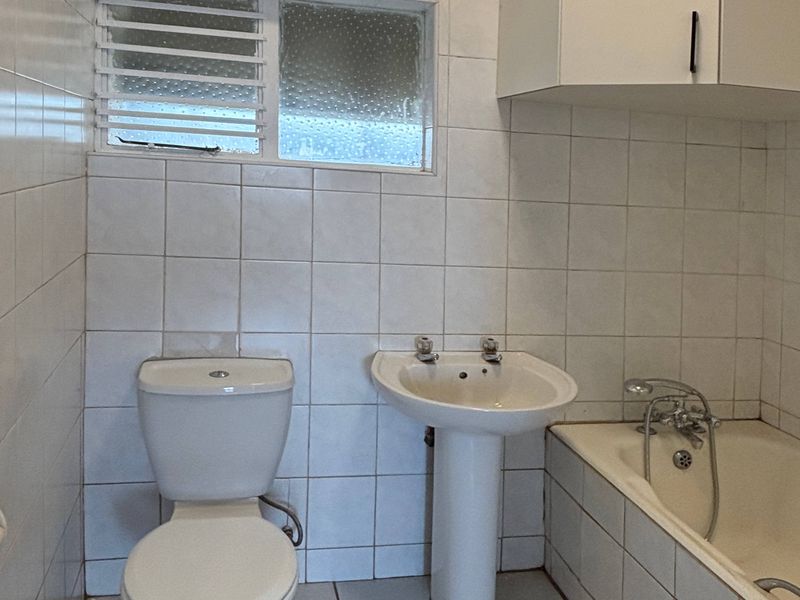 Spacious Renovated 2-Bedroom Apartment - Photo 10