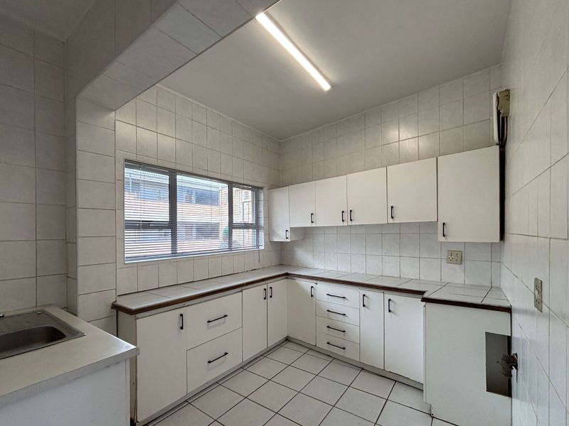 Spacious Renovated 2-Bedroom Apartment - Photo 9