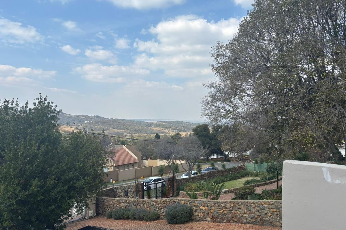 Large family home with 8 bedrooms, separate flatlet, pet-friendly,Pool and Garden. - Photo 3