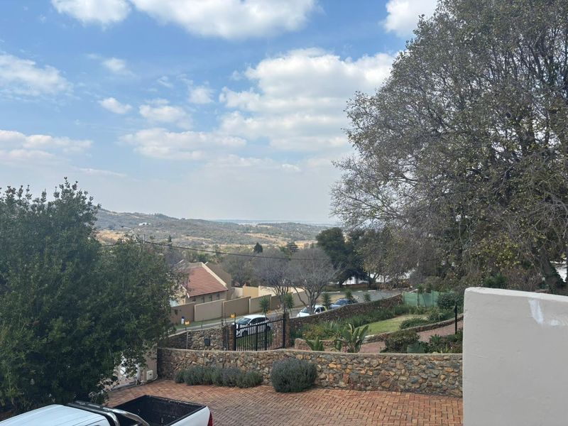 Large family home with 8 bedrooms, separate flatlet, pet-friendly,Pool and Garden. - Photo 3