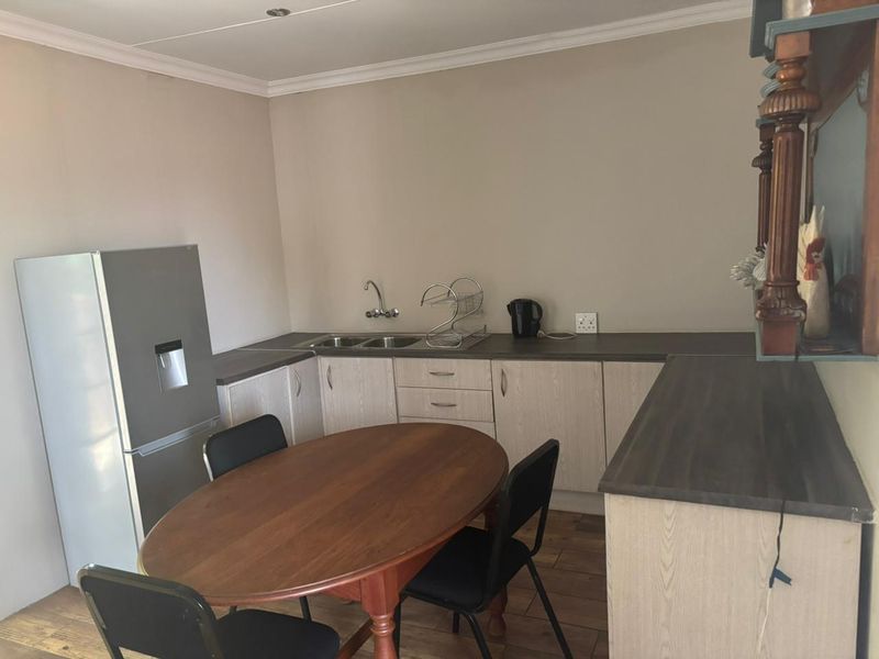 Large family home with 8 bedrooms, separate flatlet, pet-friendly,Pool and Garden. - Photo 10