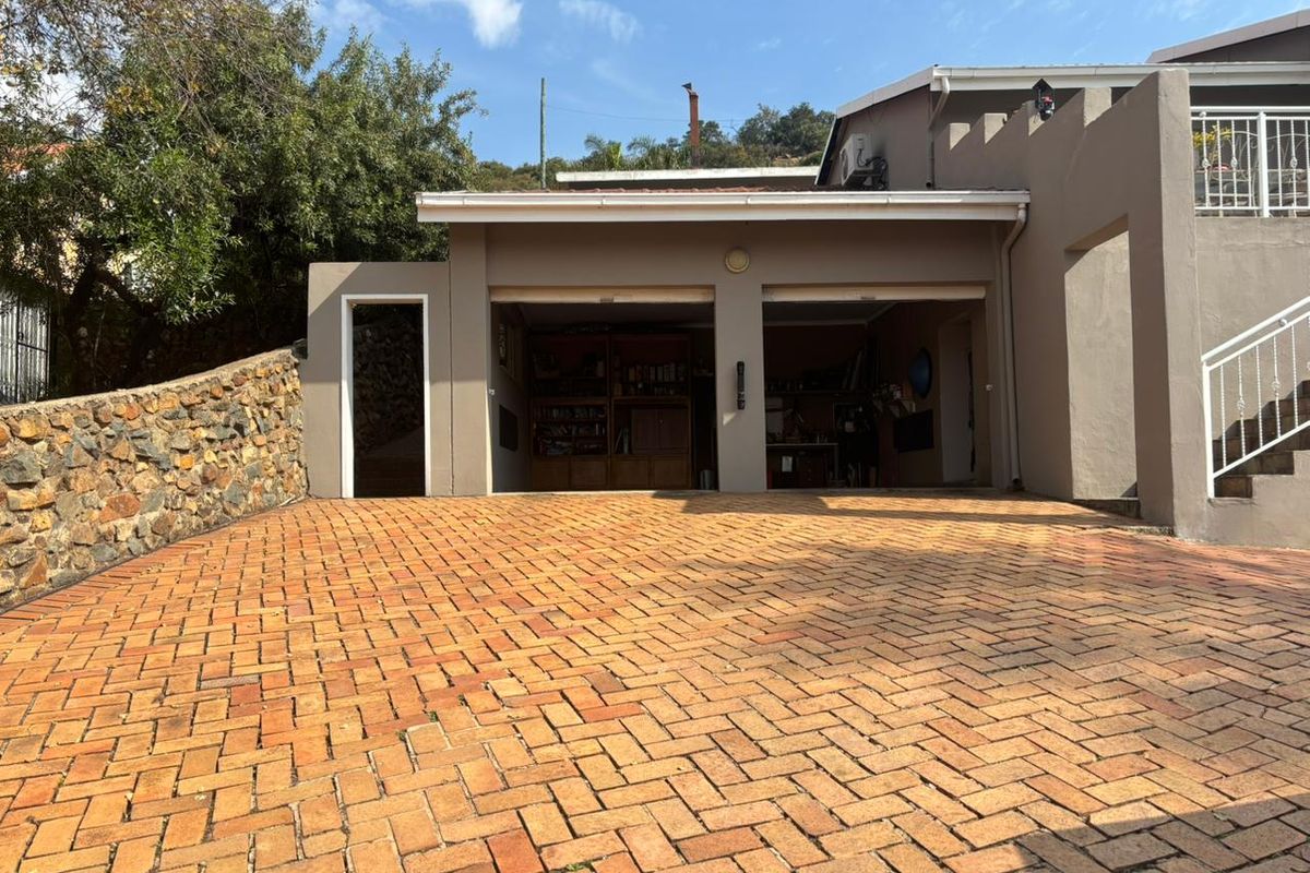 Large family home with 8 bedrooms, separate flatlet, pet-friendly,Pool and Garden. - Photo 2