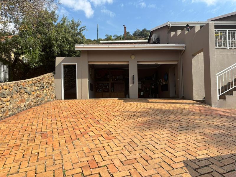 Large family home with 8 bedrooms, separate flatlet, pet-friendly,Pool and Garden. - Photo 2