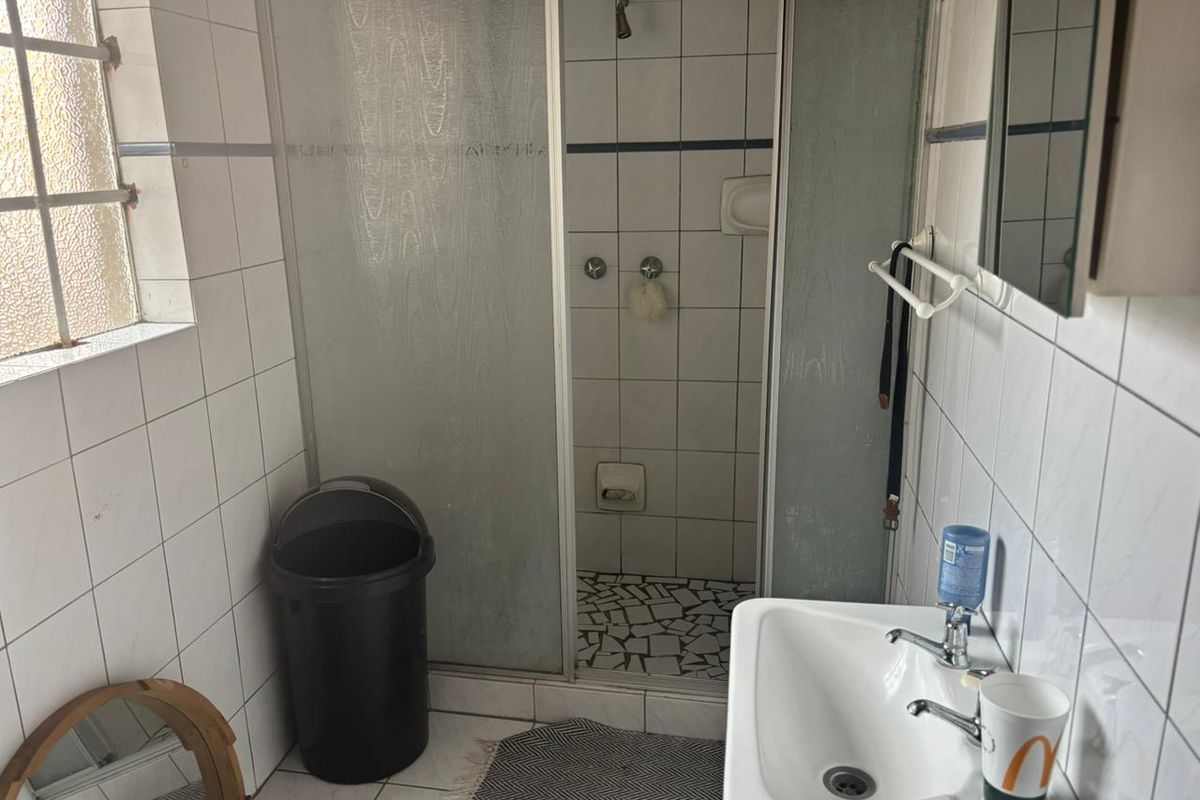 Large family home with 8 bedrooms, separate flatlet, pet-friendly,Pool and Garden. - Photo 4