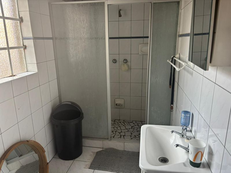 Large family home with 8 bedrooms, separate flatlet, pet-friendly,Pool and Garden. - Photo 4