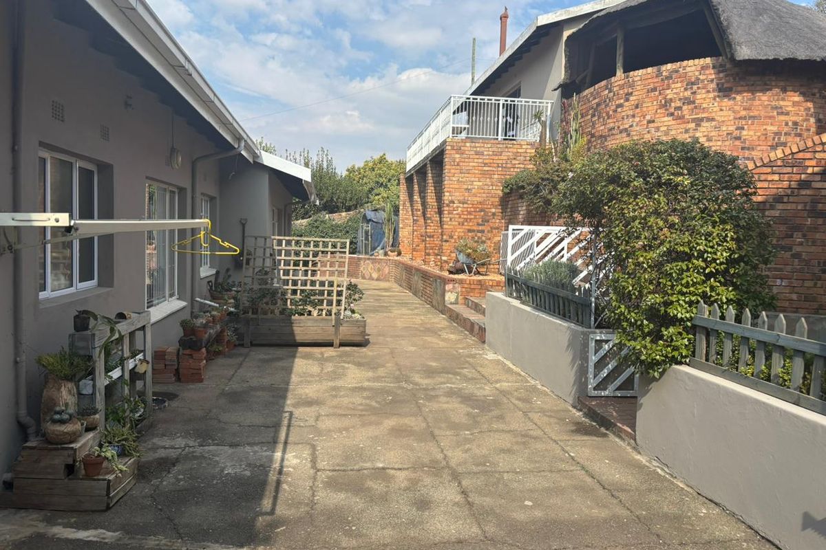 Large family home with 8 bedrooms, separate flatlet, pet-friendly,Pool and Garden. - Photo 5