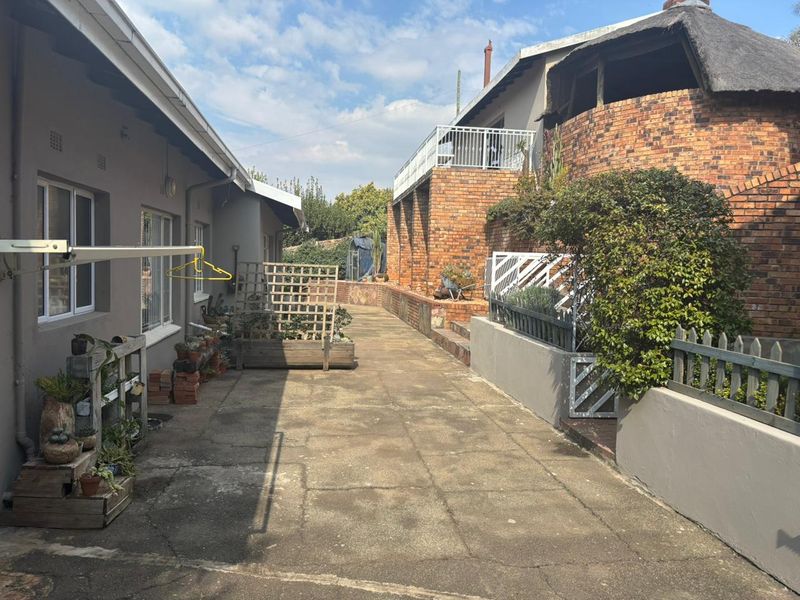 Large family home with 8 bedrooms, separate flatlet, pet-friendly,Pool and Garden. - Photo 5
