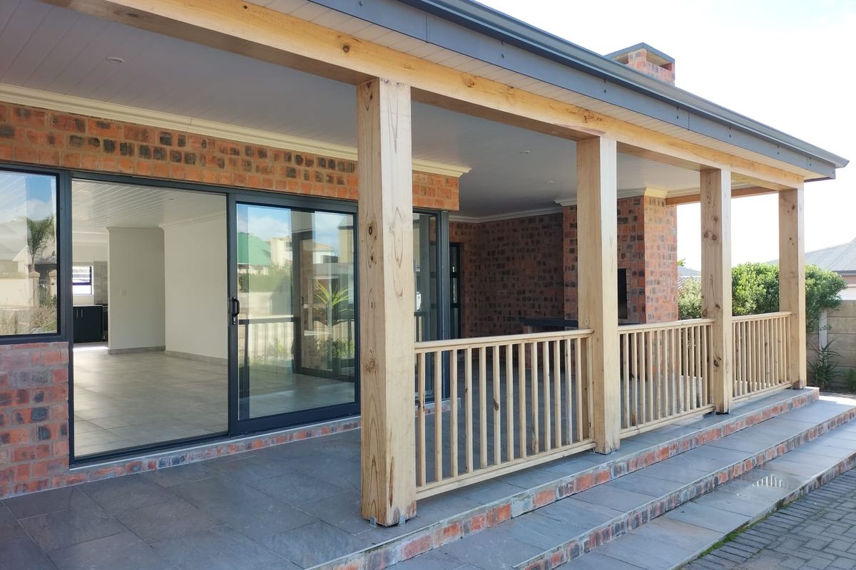 Modern Family Home with Contemporary Finishes in Stilbaai Wes - Photo 2