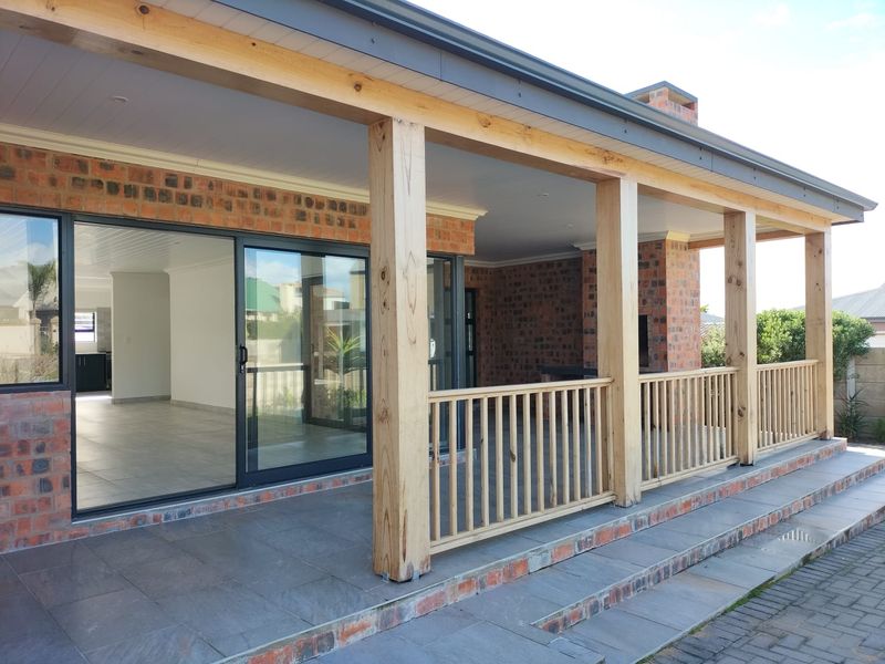Modern Family Home with Contemporary Finishes in Stilbaai Wes - Photo 2