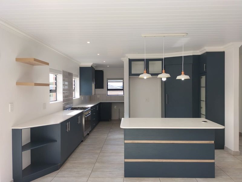 Modern Family Home with Contemporary Finishes in Stilbaai Wes - Photo 3