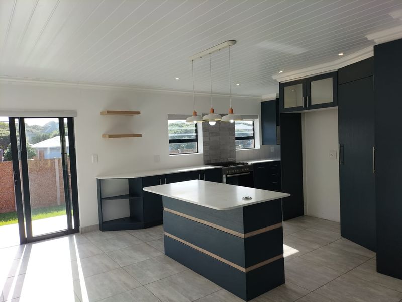 Modern Family Home with Contemporary Finishes in Stilbaai Wes - Photo 5