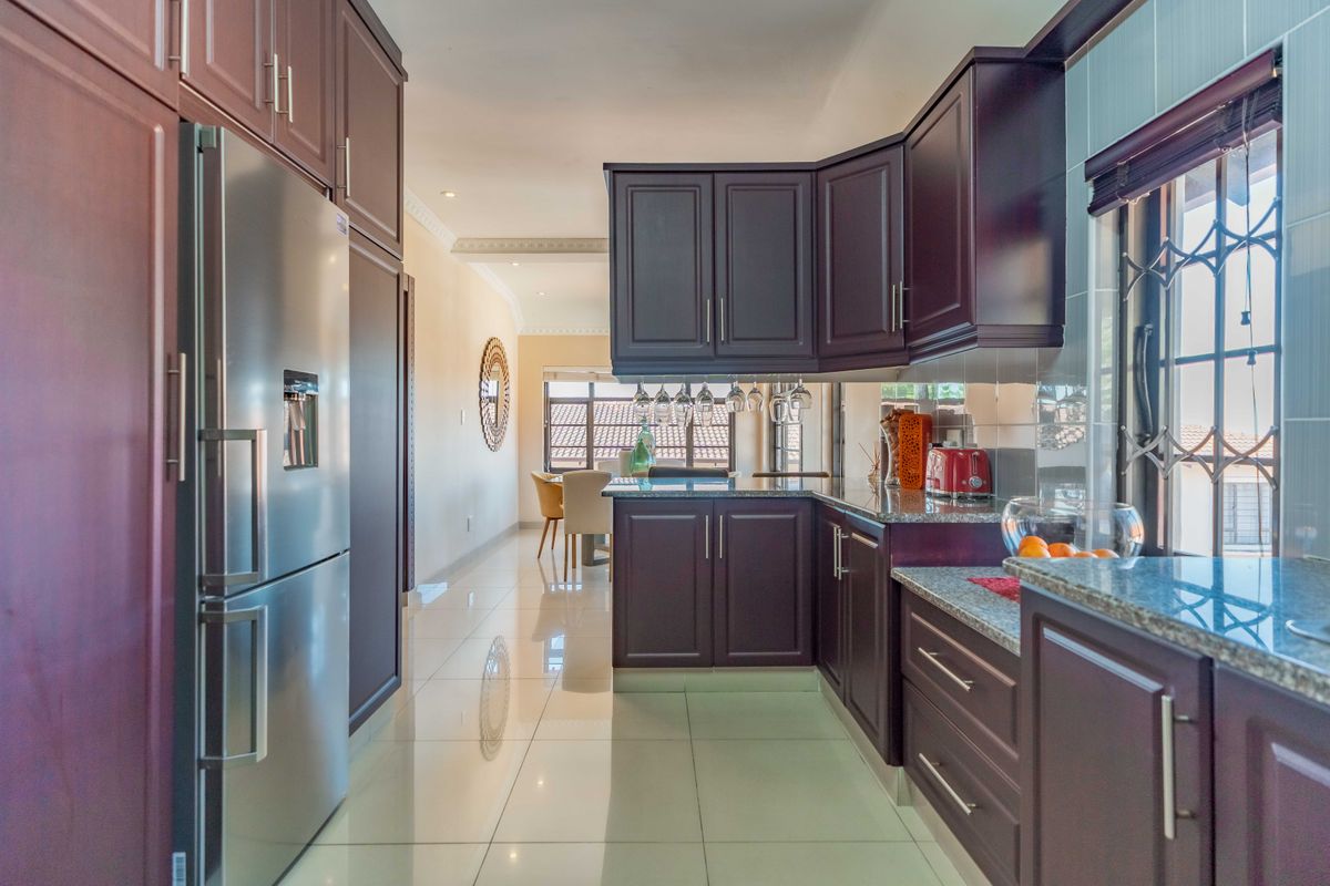 Musgrave Three Bedroom Apartment For Sale - Photo 4