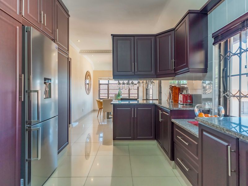 Musgrave Three Bedroom Apartment For Sale - Photo 4