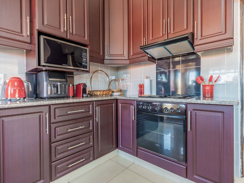 Musgrave Three Bedroom Apartment For Sale - Photo 8