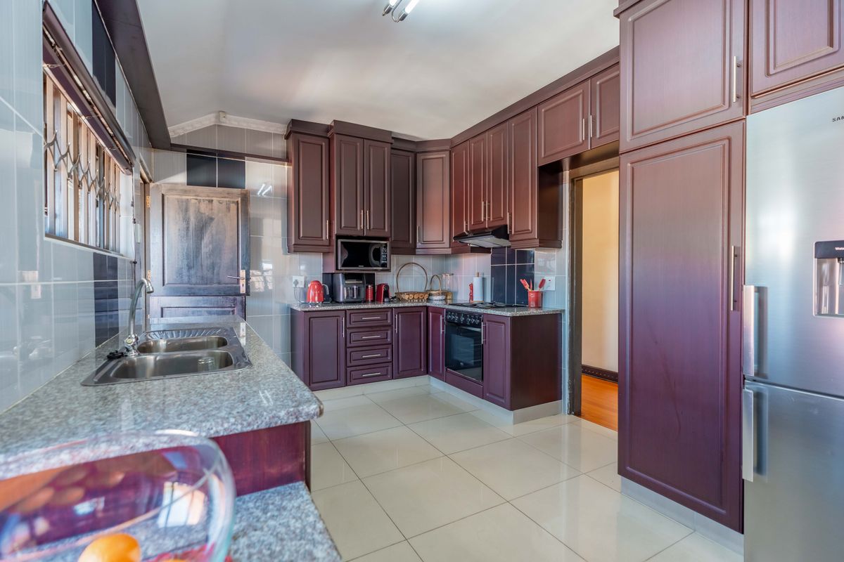 Musgrave Three Bedroom Apartment For Sale - Photo 5