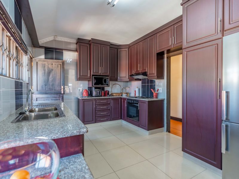 Musgrave Three Bedroom Apartment For Sale - Photo 5