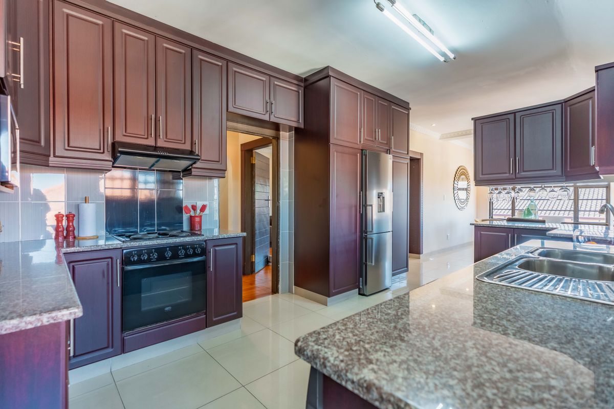 Musgrave Three Bedroom Apartment For Sale - Photo 3