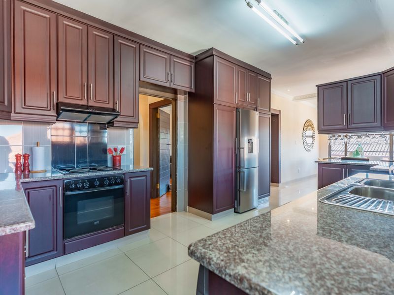 Musgrave Three Bedroom Apartment For Sale - Photo 3
