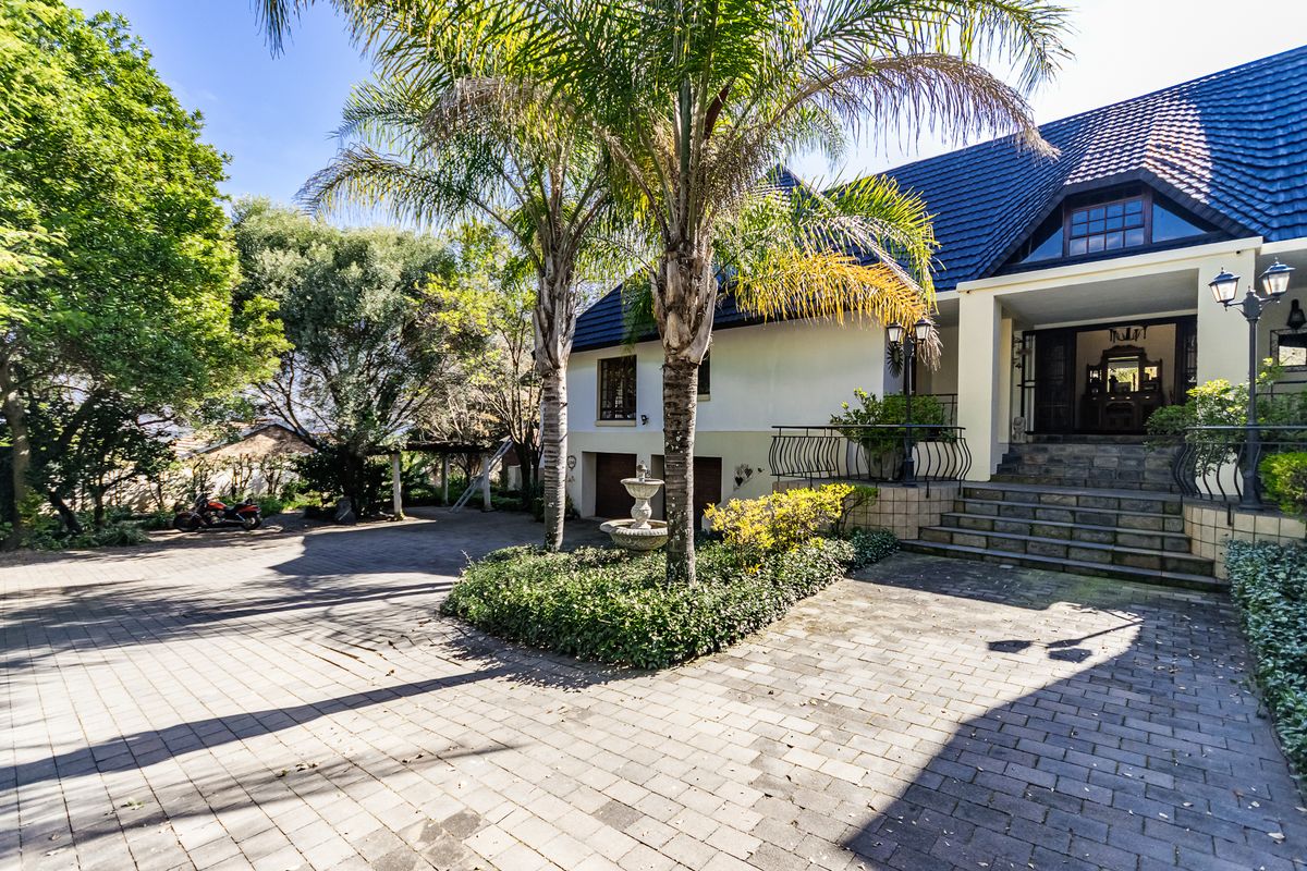 4 Bedroom family home plus bachelor flat for sale in Clubview - Photo 2