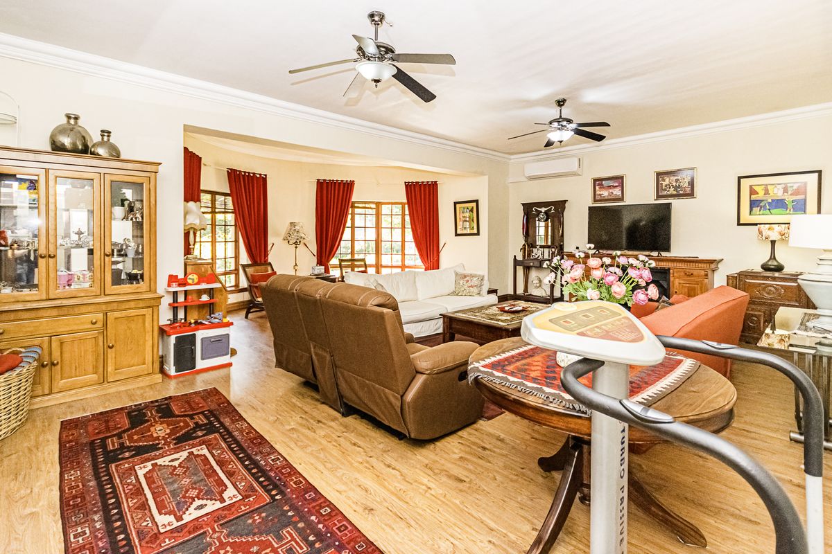 4 Bedroom family home plus bachelor flat for sale in Clubview - Photo 5