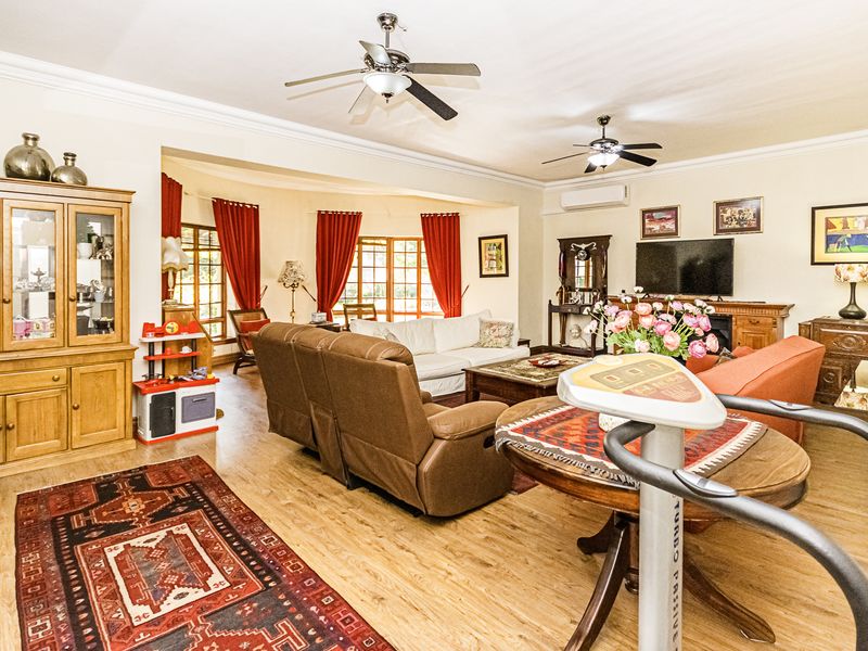 4 Bedroom family home plus bachelor flat for sale in Clubview - Photo 5