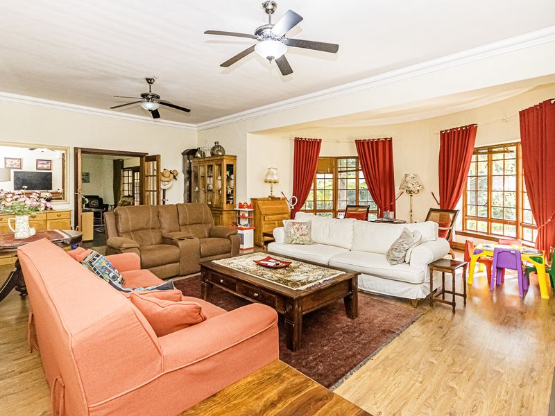 4 Bedroom family home plus bachelor flat for sale in Clubview - Photo 6