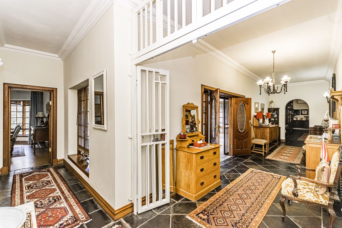 4 Bedroom family home plus bachelor flat for sale in Clubview - Photo 4