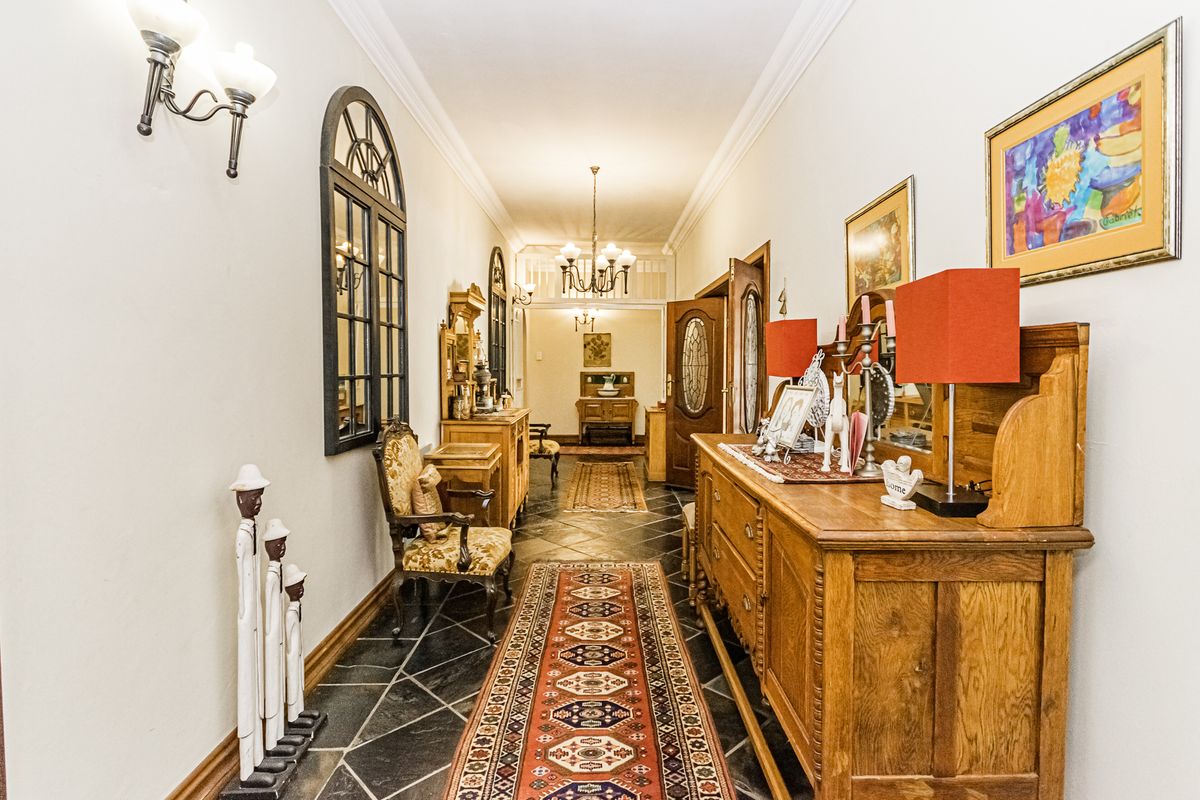4 Bedroom family home plus bachelor flat for sale in Clubview - Photo 3