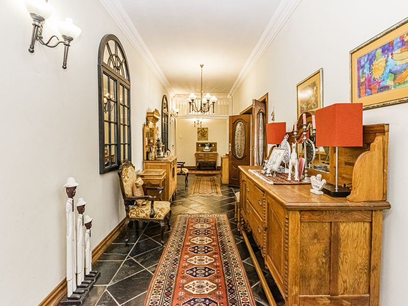 4 Bedroom family home plus bachelor flat for sale in Clubview - Photo 3