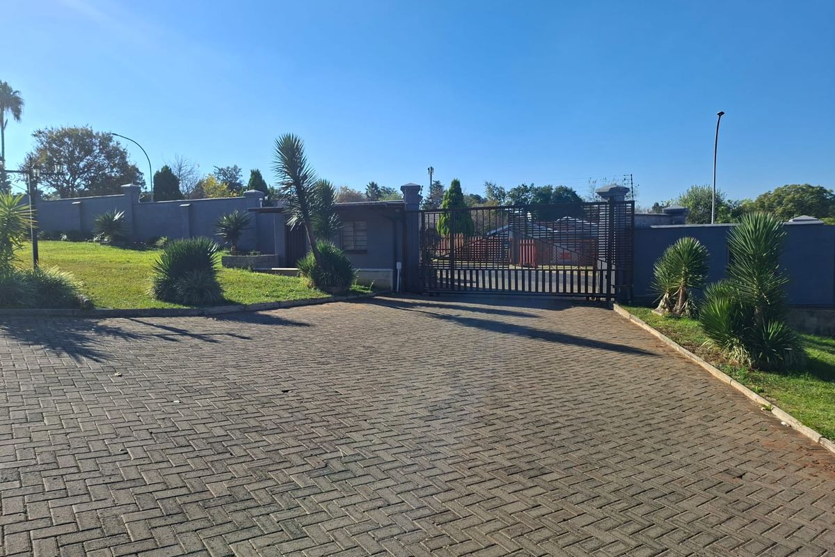 Charming 3-bedroom townhouse in Amiel Park, Newcastle—perfect for families seeking comfort and style - Photo 4