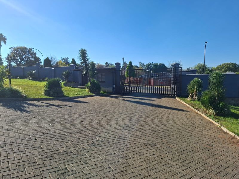 Charming 3-bedroom townhouse in Amiel Park, Newcastle—perfect for families seeking comfort and style - Photo 4