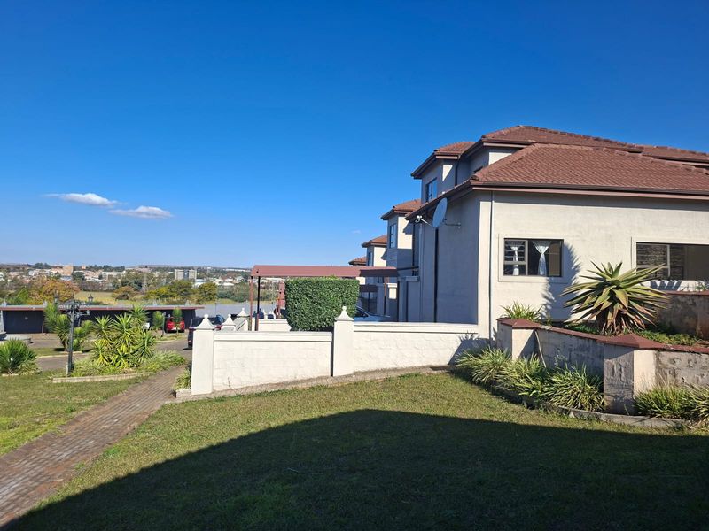 Charming 3-bedroom townhouse in Amiel Park, Newcastle—perfect for families seeking comfort and style - Photo 1