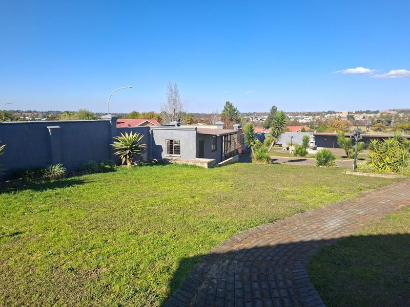 Charming 3-bedroom townhouse in Amiel Park, Newcastle—perfect for families seeking comfort and style - Photo 6
