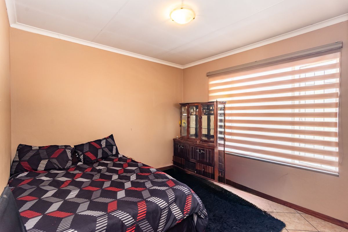 Convenient 2-Bedroom Apartment in the Heart of Florida Glen - Photo 5