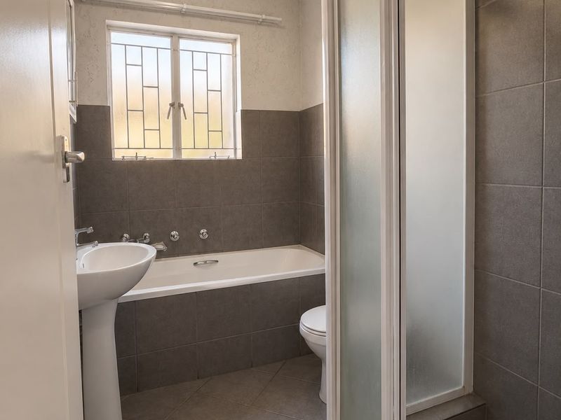 Charming 2-Bedroom Apartment in a Quiet, Sought-After Area - Photo 7