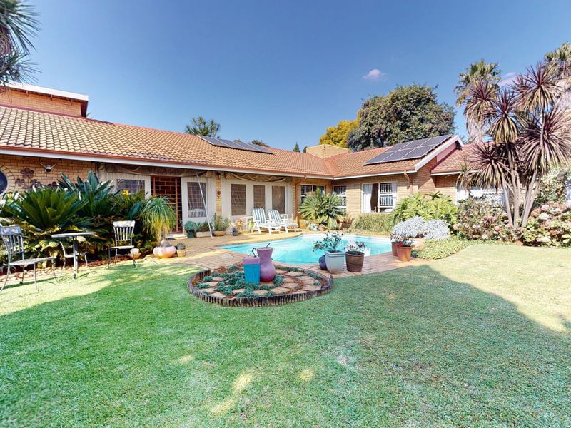 Live Luxury Non-Distressed Auction - Starting to bid from R2495 000 - Photo 1