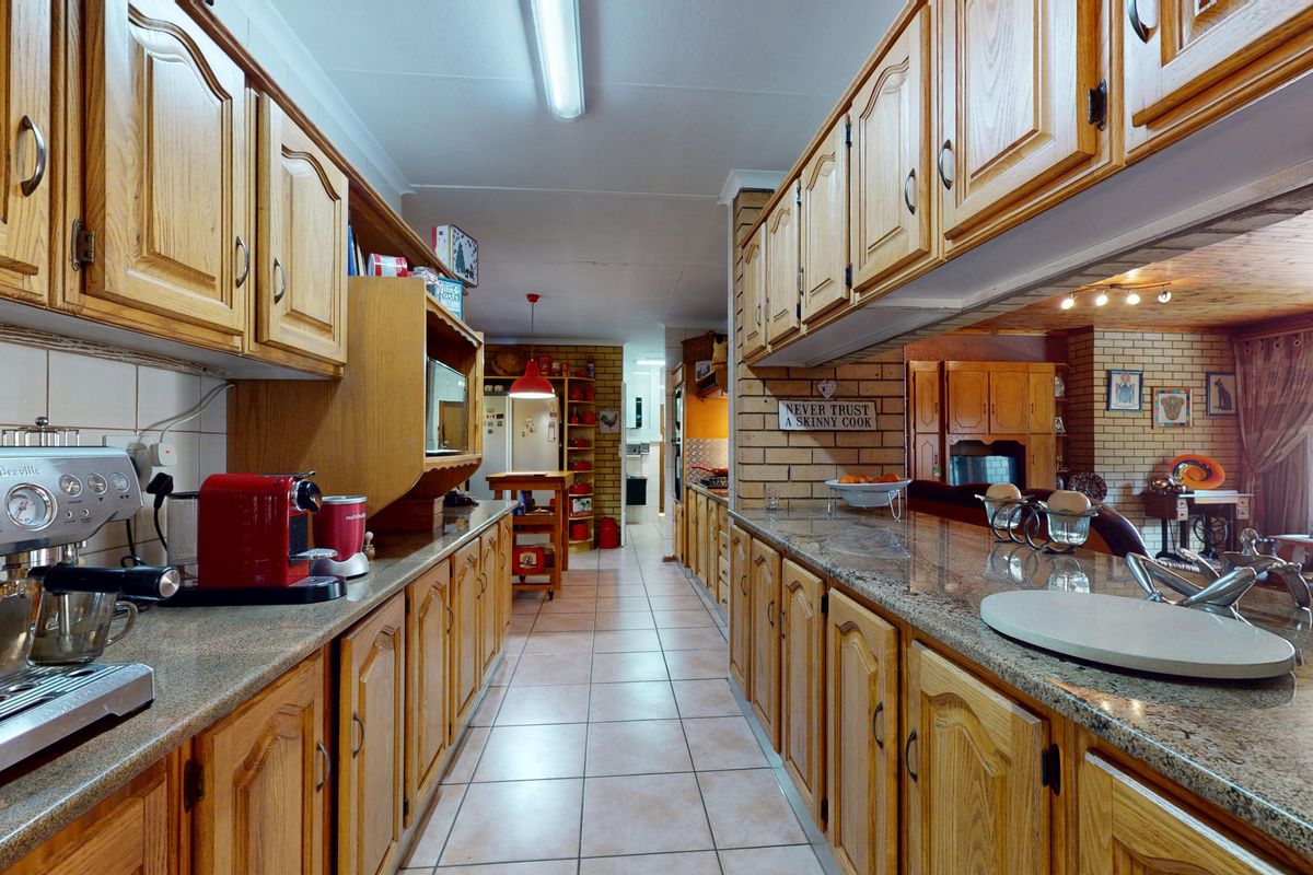 Live Luxury Non-Distressed Auction - Starting to bid from R2495 000 - Photo 2