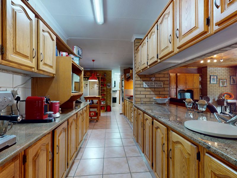 Live Luxury Non-Distressed Auction - Starting to bid from R2495 000 - Photo 2