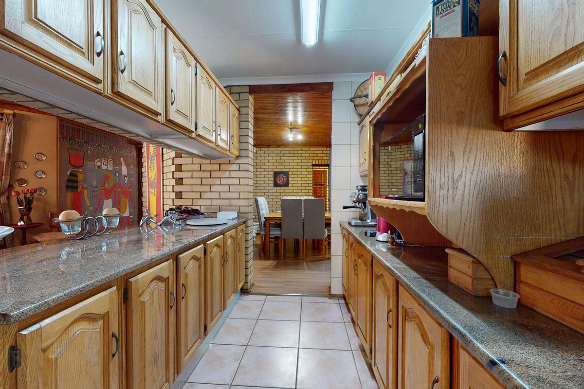 Live Luxury Non-Distressed Auction - Starting to bid from R2495 000 - Photo 3