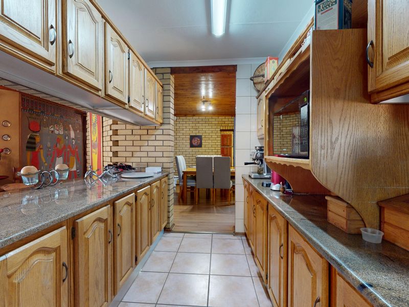 Live Luxury Non-Distressed Auction - Starting to bid from R2495 000 - Photo 3