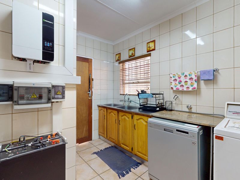 Live Luxury Non-Distressed Auction - Starting to bid from R2495 000 - Photo 6