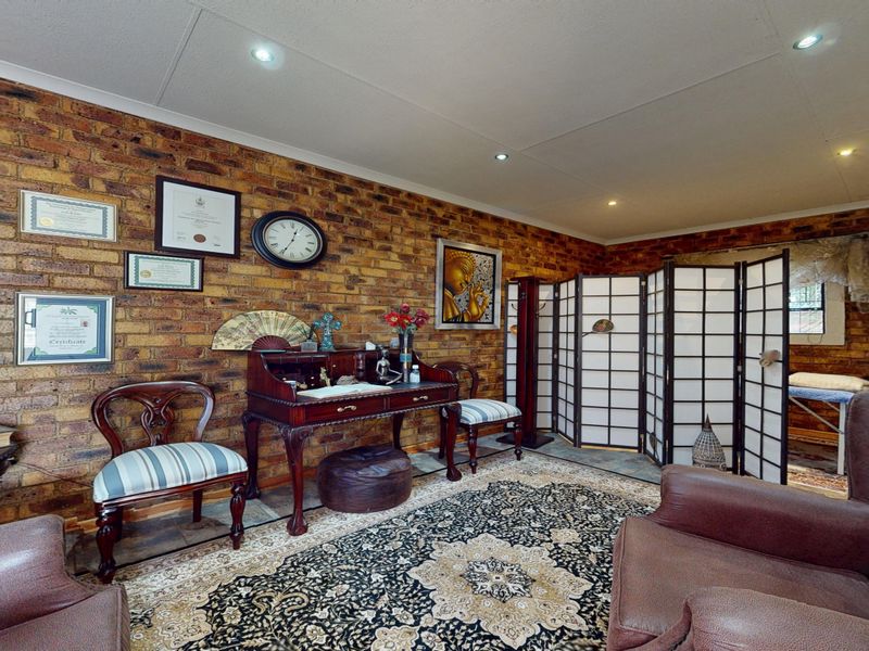 Live Luxury Non-Distressed Auction - Starting to bid from R2495 000 - Photo 9