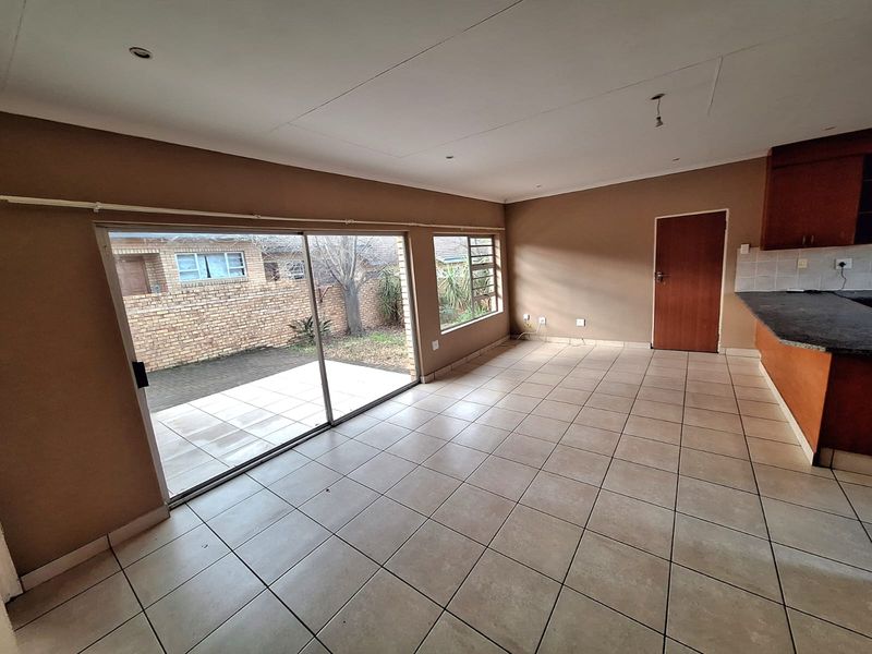 Spacious Family Home with Pet-Friendly Yard - Photo 4